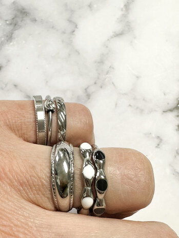 Charmin's Zilverkleurig Ring Met Zwarte Ronde Emaille Bollen Staal R1493n Staal R1497