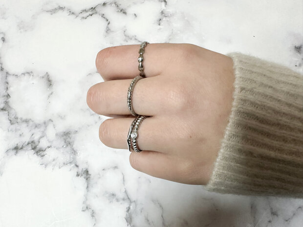 Charmin's Ring met Subtiele Gevulde Hartjes Staal R1649 – Moderne Liefde