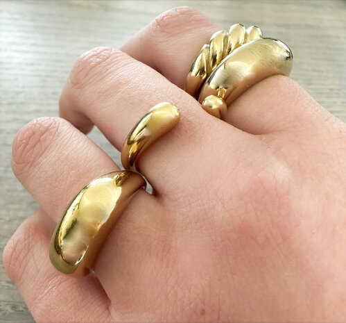 Charmin's Goudkleurige Chunky Ring met Druppelvormen R1775 – Elegant en Krachtig