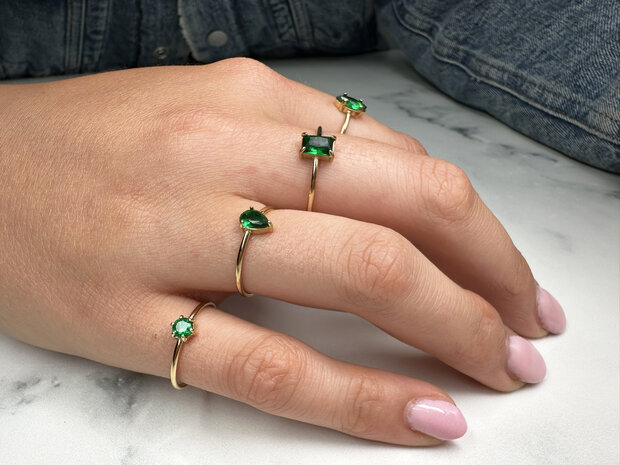 Charmin's Goudkleurige Ring met Ellipsvormig Donkergroen Kristal R1691– Natuurlijk Chic