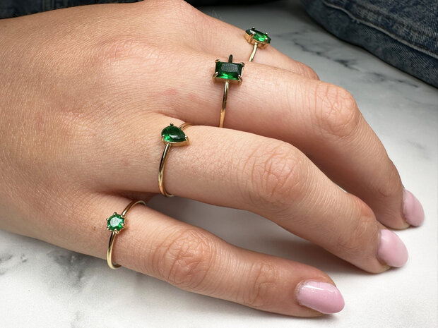 Charmin's Goudkleurige Ring met Druppelvormig Donker Groen Kristal Steentje R1751 – Groene Luxe 