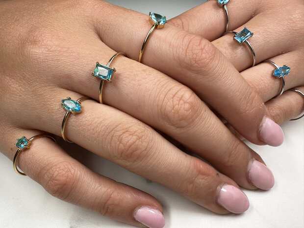 Charmin's Goudkleurige Ring met Ellipsvormig Lichtblauw Kristal R1689– Zomer in Stijl