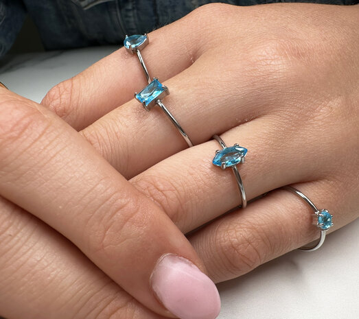 Charmin's Stalen Ring met Ellipsvormig Lichtblauw Kristal Steentje R1679 – Heldere Frisheid