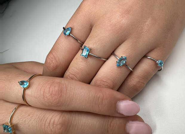 Charmin's Stalen Ring Rond Lichtblauw Steentje Crystal R1699 – Fris Blauw Accent