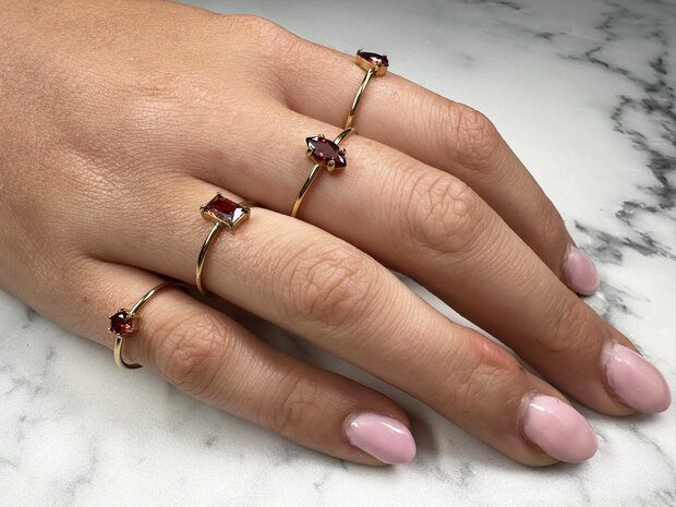 Charmin's Goudkleurige Ring Rechthoekig Ruby Rood Steentje R1726 – Koninklijke Look 