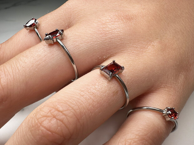Charmin's Stalen Ring met Ellipsvormig Ruby Rood Kristal Steentje R1676 – Diep en Elegant