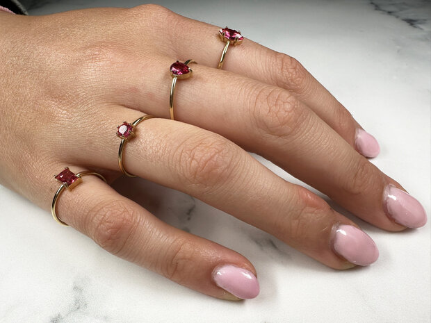 Charmin's Goudkleurige Ring Rechthoekig Roze Steentje R1725 – Zacht Contrast 