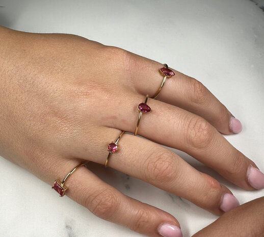 Charmin's Goudkleurige Ring Rond Roze Steentje Crystal R1705 – Zoet & Chic