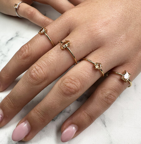 Charmin's Goudkleurige Ring Rechthoekig Champagne Steentje R1724 – Gouden Harmonie 