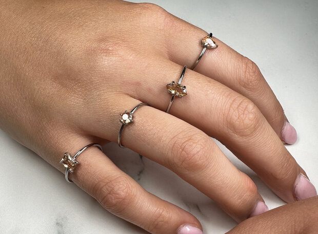 Charmin's Stalen Ring Rechthoekig Champagne Steentje R1714 – Elegant Accent 