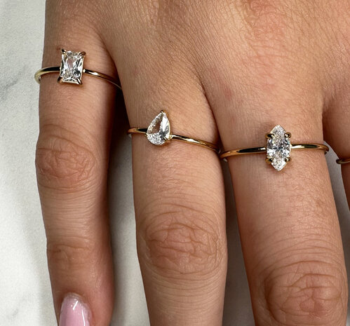 Charmin's Goudkleurige Ring met Druppelvormig Wit Kristal Steentje R1743 – Tijdloze Elegantie 