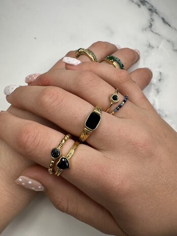 Charmin's Goudkleurige Ring met Zwart Rond Steentje R1504 – Klassiek en uitdagend