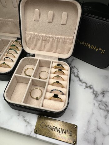 Charmin's Goudkleurige Ring met Zwarte Steen en Graveringen R1349– Vintage Look