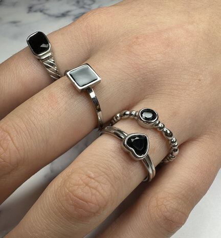 Charmin Doppelring aus Stahl mit schwarzem Herz R1513 – Avantgardistische Liebe