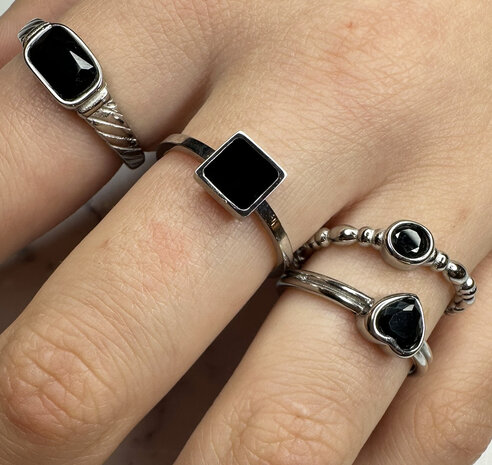 Charmin Doppelring aus Stahl mit schwarzem Herz R1513 – Avantgardistische Liebe