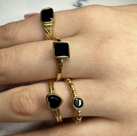 Charmin's Goudkleurige Ring Vierkant Zwart Emaille Zegel R1558 – Grafische Elegantie