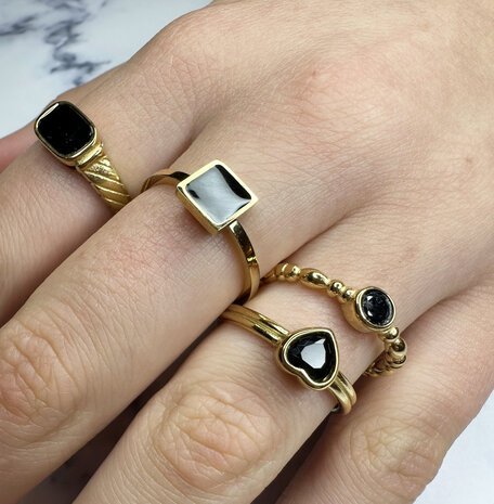 Charmin's Goudkleurige Ring met Zwarte Steen en Graveringen R1349– Vintage Look