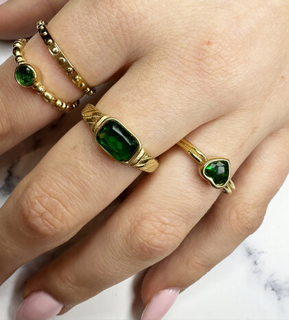 Charmin's Goudkleurige Ring met Groene Steen en Graveringen R1347– Vintage Eco