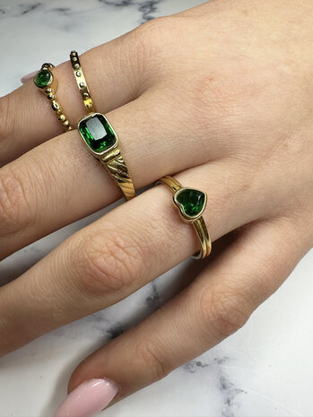 Charmin's Goudkleurige Ring met Groene Steen en Graveringen R1347– Vintage Eco