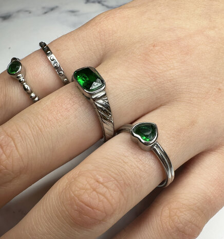 Charmin's Stalen Ring met Groene Steen en Graveringen R1346– Elegant Vintage