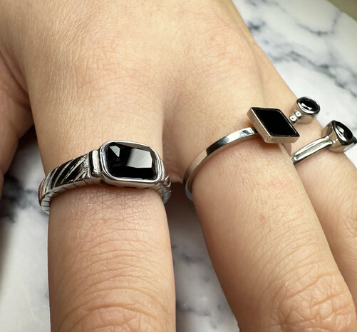 Charmin's Stalen Ring met Zwart Rond Steentje R1503 – Vintage en strak