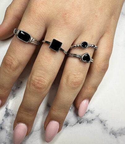 Charmin's Stalen Ring met Zwart Rond Steentje R1503 – Vintage en strak