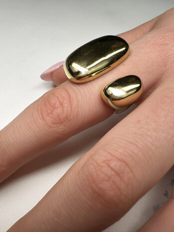 Charmin's Goudkleurige Chunky Ring met Open Rechthoekige Uiteinden Staal R1841 – Statement en Elegant