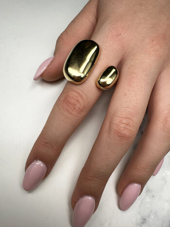 Charmin's Goudkleurige Chunky Ring met Open Rechthoekige Uiteinden Staal R1841 – Statement en Elegant