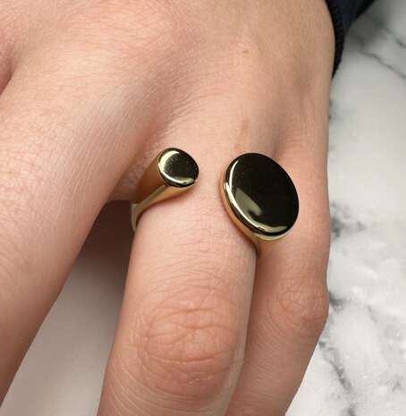 Charmin's Goudkleurige Chunky Ring met Open Platte Ronde Uiteinden Staal R1857 – Strak en Elegant