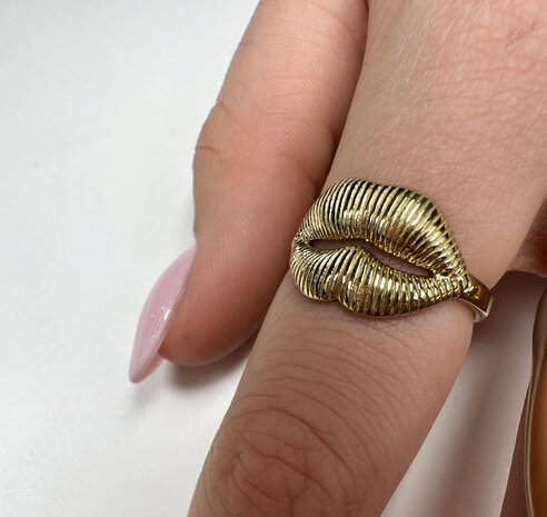 Charmin's Goudkleurige Chunky Ring Met Een Mooie Mond R1833 – Elegant en Sensueel