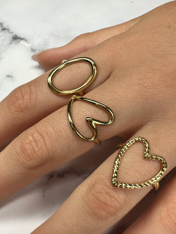 Charmin's Goudkleurige Chunky Ring met Hartvorm Staal R R1768 – Elegant meevormend met je vinger.