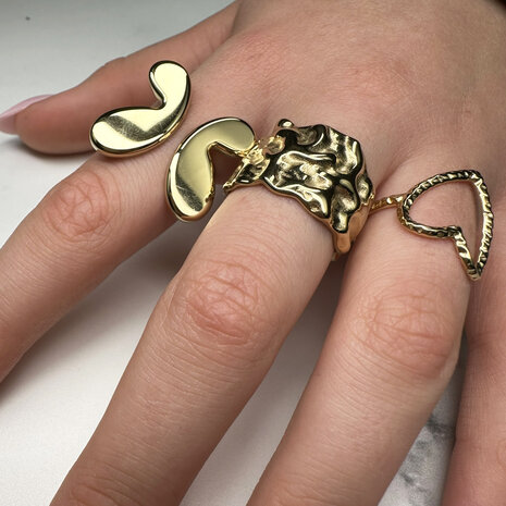 Charmin's Goudkleurige Chunky Ring met Hartvorm Staal R R1767 – Ruimtelijk en bewerkt.