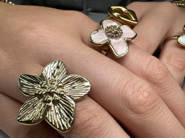 Goudkleurige Chunky Ring met Sierlijke Kersenbloesem. Een symbool van schoonheid en licht, perfect als subtiele eyecatcher. Productcode: R1855.