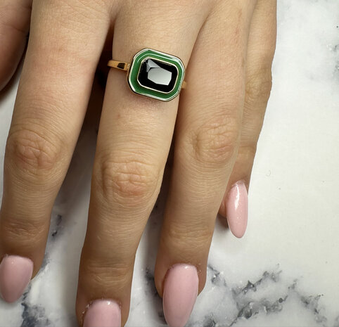 Charmin's Goudkleurige Chunky Ring Groen Emaille en Zwarte Steen R1778 – Gedurfd en Verfijnd