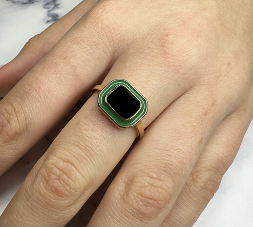 Charmin's Goudkleurige Chunky Ring Groen Emaille en Zwarte Steen R1778 – Gedurfd en Verfijnd