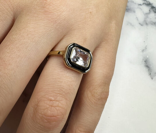 Charmin's Goudkleurige Chunky Ring Zwart Emaille en Witte Steen R1779 – Paris Chic