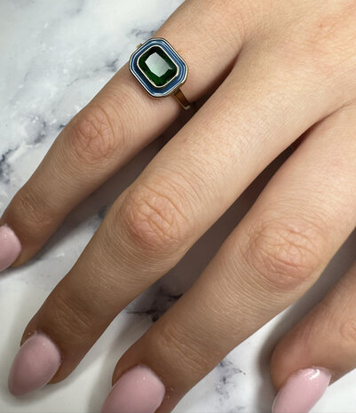 Charmin's Goudkleurige Chunky Ring Blauw Emaille en Groene Steen R1780 – Chic en Vintage