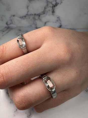 Bague Charmin en acier avec pierre rose en cristal et gravures R1352 &ndash; Classique vintage