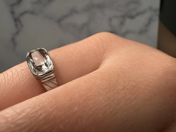 Charmins Stahlring mit Kristallstein und Gravuren R1350&ndash; Klassisch Vintage