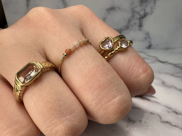 Bague Dor&eacute;e Charmin avec Pierre Rose en Cristal et Gravures R1353 &ndash; Style Vintage