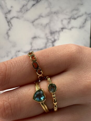 Charmin's Goudkleurige Dubbele Ring met kristal Blauw Hartje R1520&ndash; Stoere Liefde