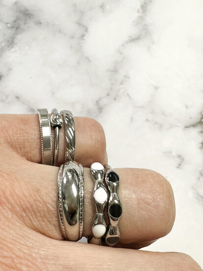 Charmin's Zilverkleurig Ring Met Witte Ronde Emaille Bollen Staal R1491