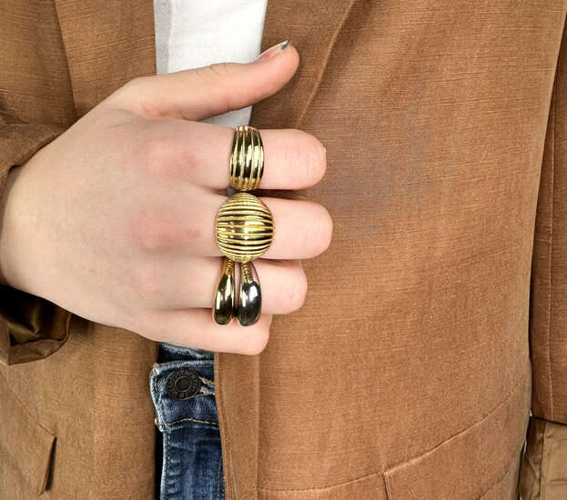 Charmin's Goudkleurige Chunky Ring met Gegraveerde Strepen R992 – Subtiel en Stijlvol