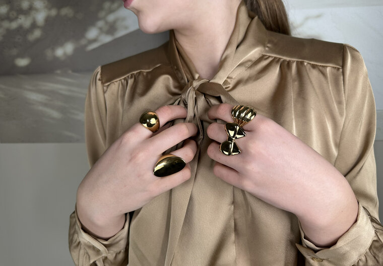Charmin's Goudkleurige Chunky Ring met Holle Bol Staal R1793 – Elegante Verbinding