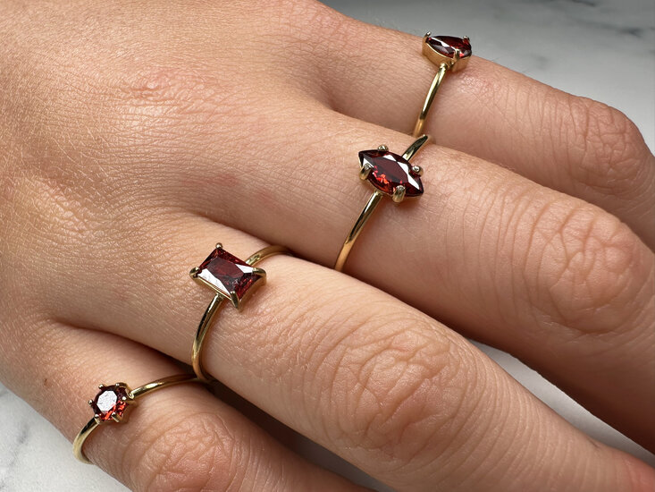 Charmin's Goudkleurige Ring Rond Ruby Rood Steentje Crystal R1706 – Glamour Touch