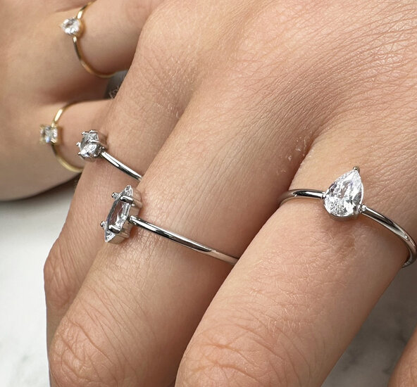 Charmin's Stalen Ring met Druppelvormig Wit Kristal Steentje R1733 – Elegant Design 