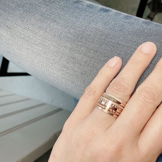 Charmin’s goudkleurige stapelring R314 Plain goldplated staal
