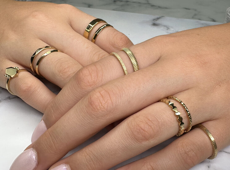 Charmin’s goudkleurige stapelring R326 Snake goldplated staal