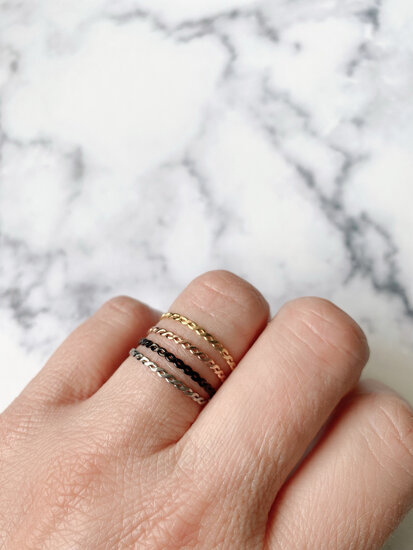 Charmin’s gevlochten ring R1011 Curvy Tiny Chain Rosegoldplated Steel