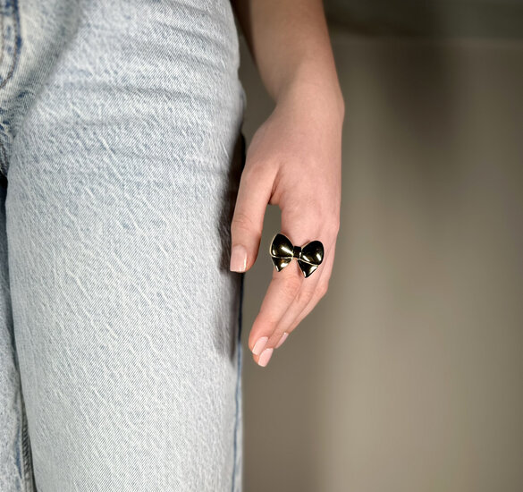 Charmin's Gold-Colored Chunky Ring with Large Bow Steel R1788 – Elegant and Playful